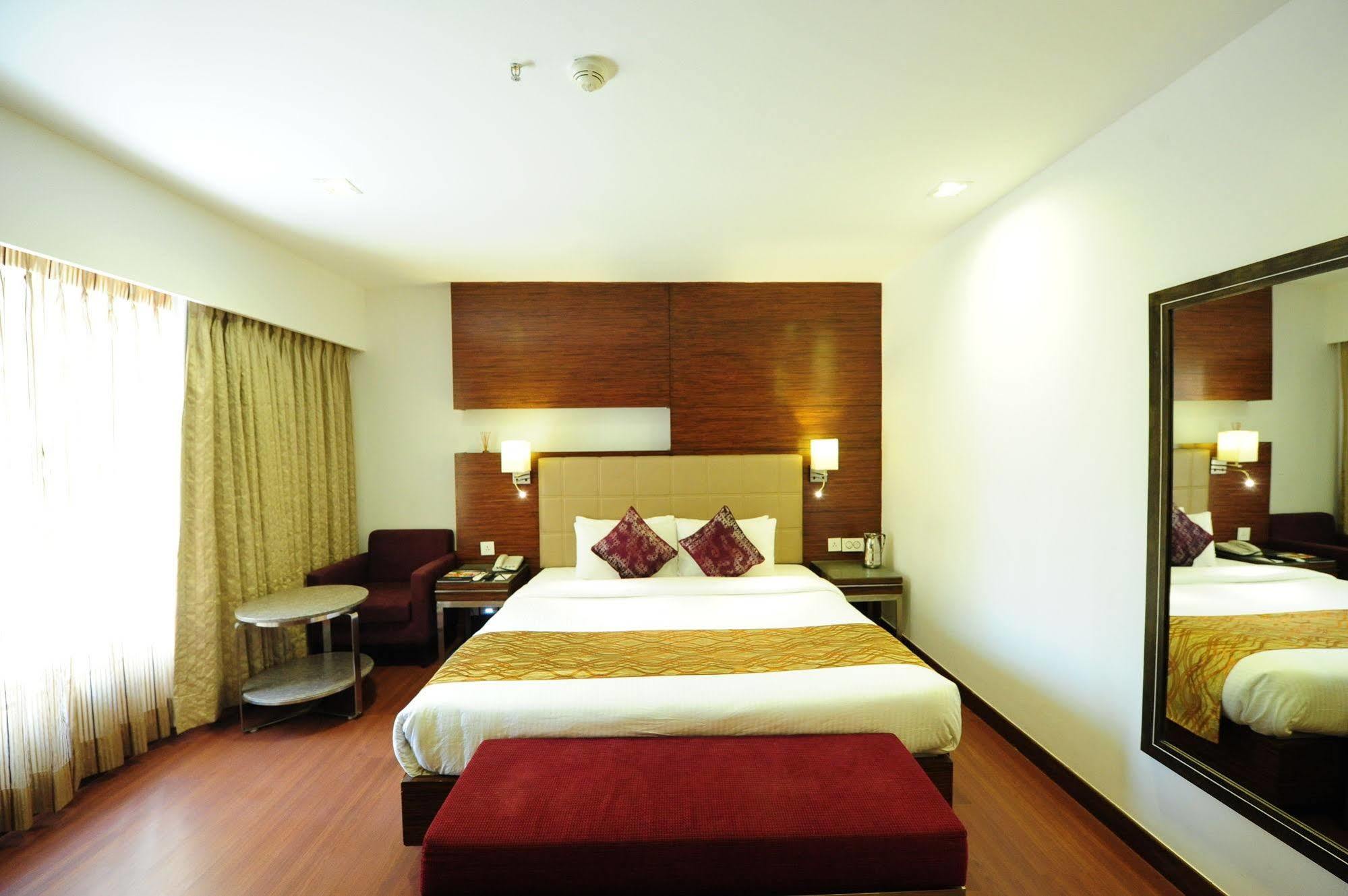 Hotel Suba Star Ahmedabad Luaran gambar