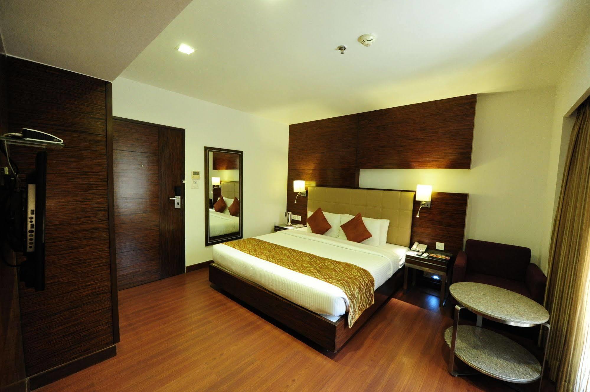 Hotel Suba Star Ahmedabad Luaran gambar