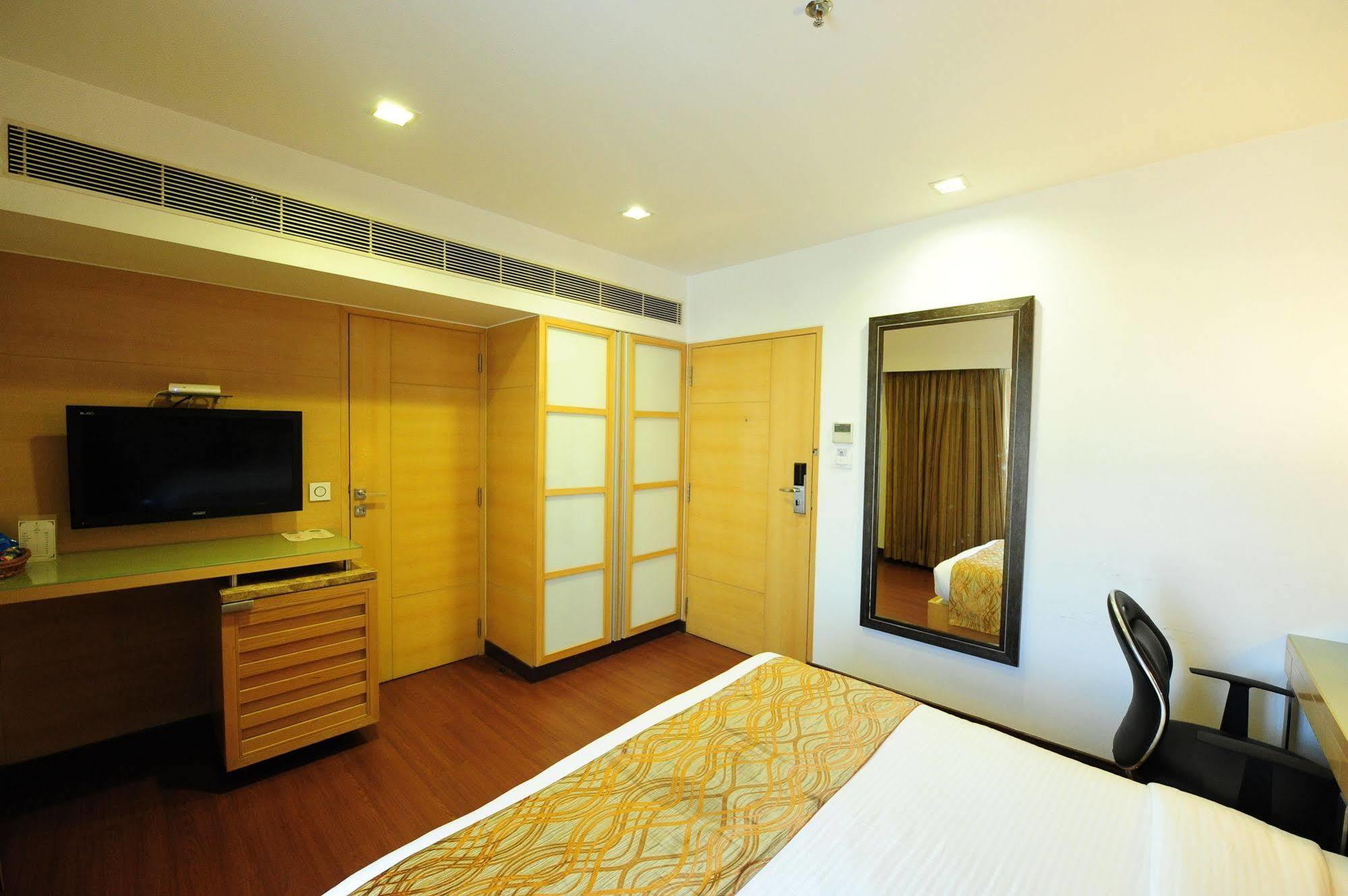 Hotel Suba Star Ahmedabad Luaran gambar