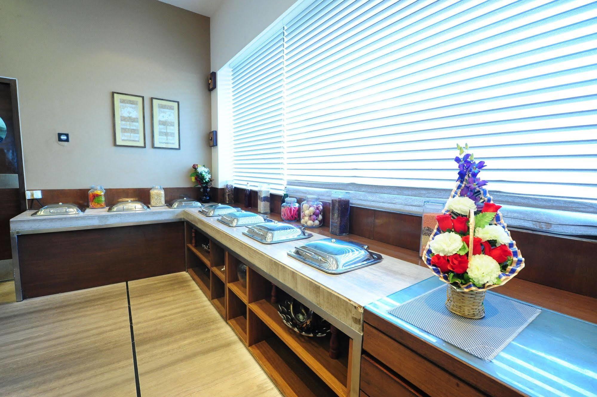 Hotel Suba Star Ahmedabad Luaran gambar