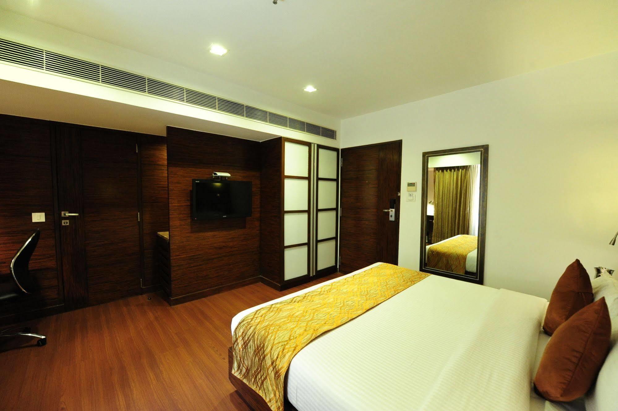 Hotel Suba Star Ahmedabad Luaran gambar